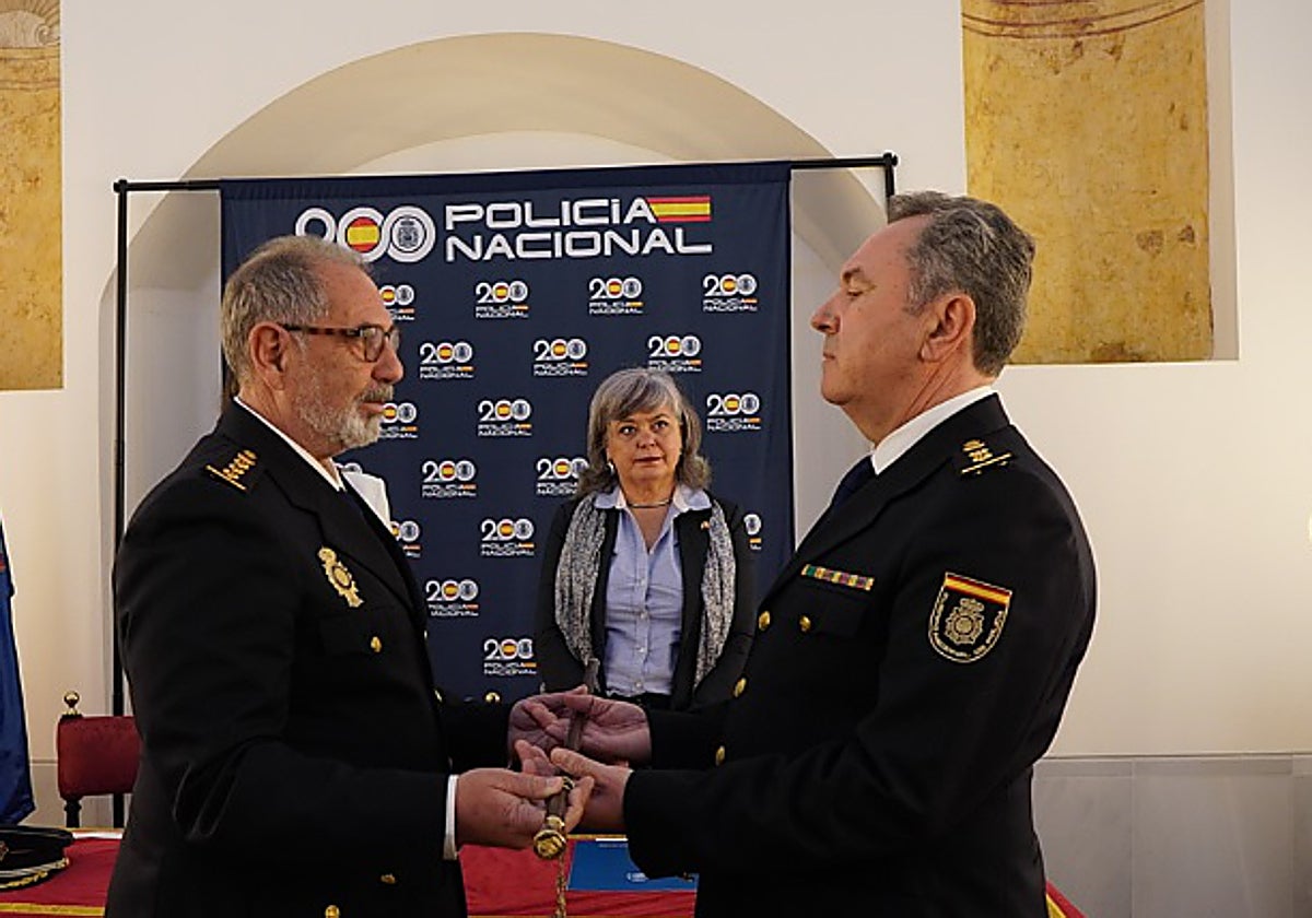 El excomisario provincial Santo Bernal (a la izquierda) entrega el bastón de mando a De Guillermo en marzo de 2024.
