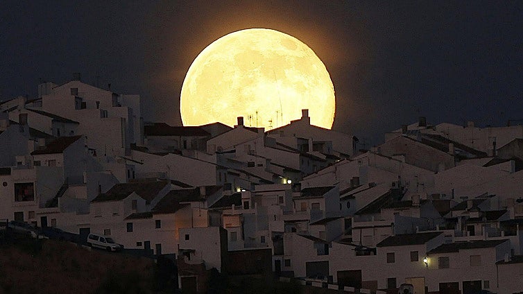 Luna Fría: cuándo y dónde observar la última gran Superluna del año en Cádiz