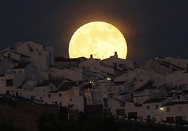 Luna Fría: cuándo y dónde observar la última gran Superluna del año en Cádiz