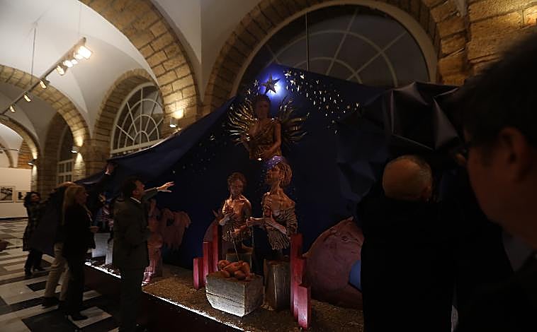 Imagen principal - Diputación de Cádiz enciende su Navidad e inaugura el Belén