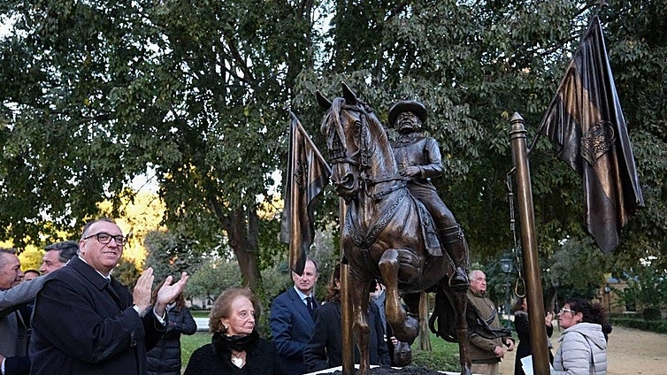 Jerez rinde homenaje a Álvaro Domecq con una estatua ecuestre