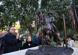 Jerez rinde homenaje a Álvaro Domecq con una estatua ecuestre
