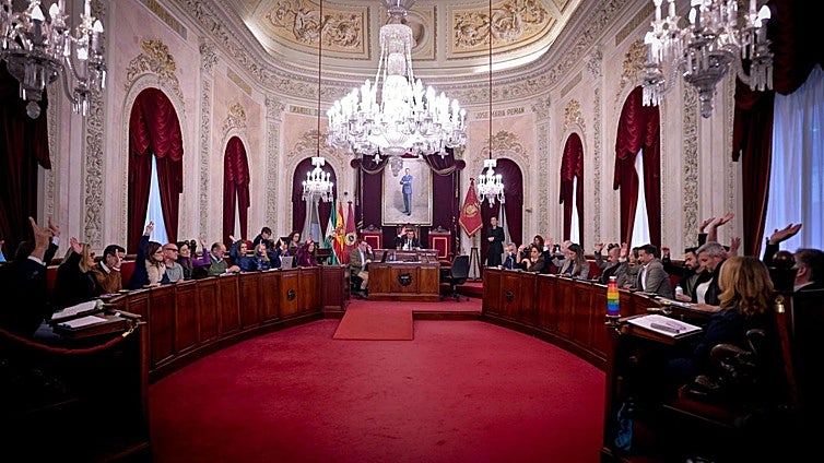 Un pleno crispado y eterno: El Ayuntamiento de Cádiz debate, se enreda y finalmente aprueba la mayoría de sus propuestas