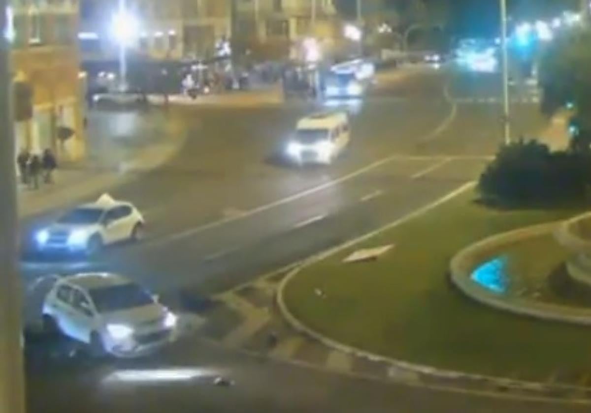 Brutal colisión entre un coche y una moto en el fatídico cruce de la Plaza de Sevilla de Cádiz