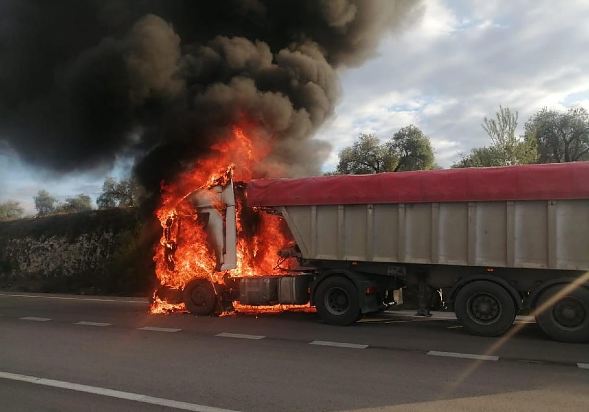 Un camión se incendia tras sufrir una avería en la A-384