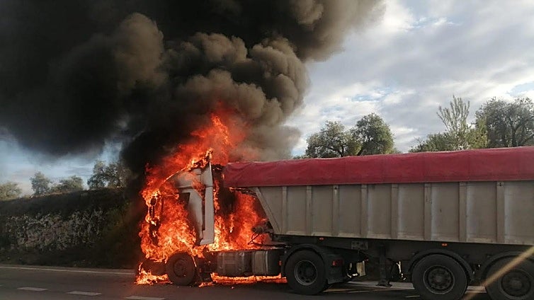 Un camión se incendia tras sufrir una avería en la A-384