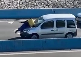 Un repartidor de Glovo es atropellado y arrastrado varios metros por una furgoneta en Algeciras: «La realidad supera a la ficción»