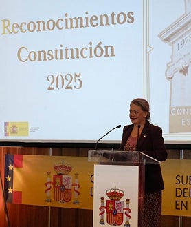 Imagen secundaria 2 - Subdelegación entrega los reconocimientos por el 47 aniversario de la Constitución: «Materializan los derechos y logros de nuestro país»
