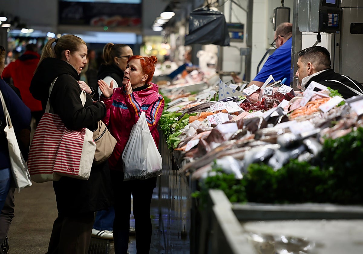 Vecinas de la ciudad hacen la compra en el Mercado Central de Abastos.