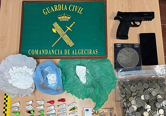 Droga y armas intervenidas al desmantelar cinco puntos de venta de droga en San Roque