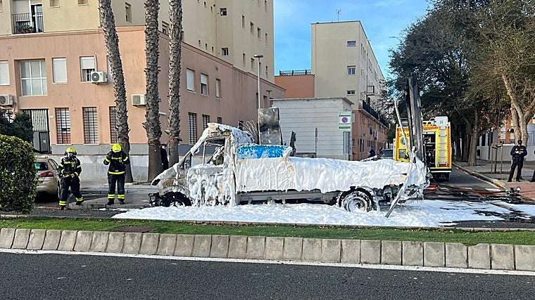 Imagen del camión calcinado en la mañana de este jueves