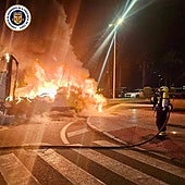 El incendio afectó por completo al cajón de fibra del vehículo.