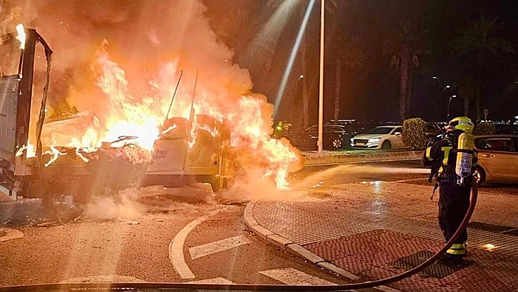 Arde un furgón en la Avenida de la Bahía de Cádiz y el conductor logra salir ileso