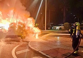 Arde un furgón en la Avenida de la Bahía de Cádiz y el conductor logra salir ileso