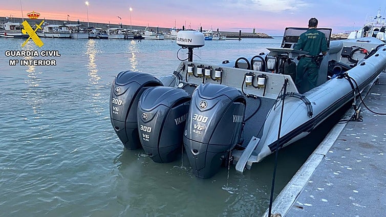 Arriesgada persecución en aguas de Chipiona para frenar una embarcación empleada por las redes de narcotraficantes