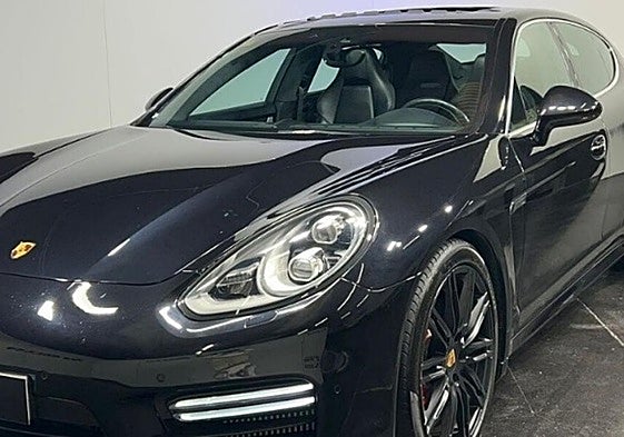 Porsche Panamera negro