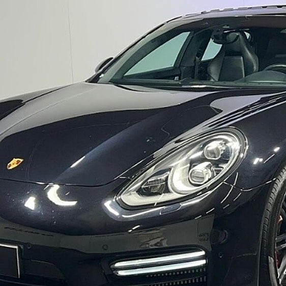 Porsche Panamera negro