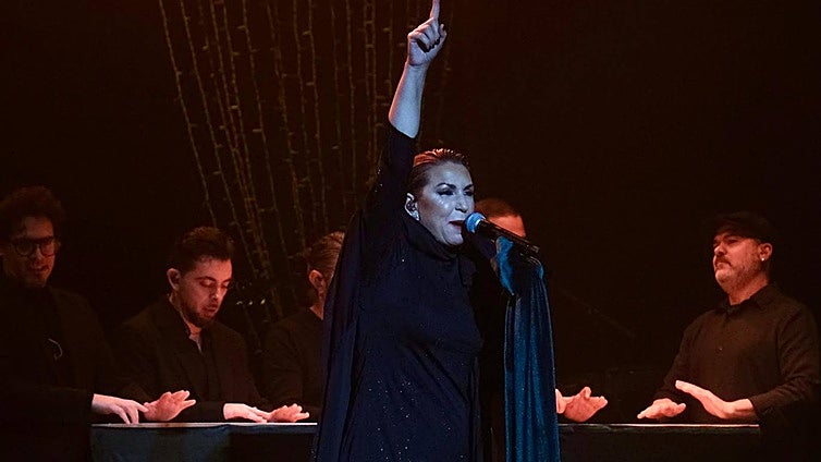 FOTOS: Navidad en el Teatro Falla con Niña Pastori