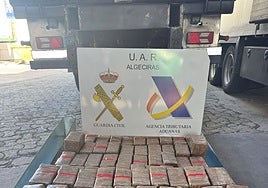 Golpe al narcotráfico con más de dos toneladas de hachís camufladas en camiones en el puerto de Algeciras