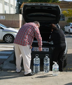 Imagen secundaria 2 - Vecinos de Puerto Real, tras más de dos días sin agua: «¡Qué vergüenza! Así no podemos estar»