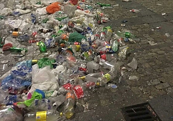 C&aacute;diz amanece el primer d&iacute;a del a&ntilde;o con calles llenas de residuos