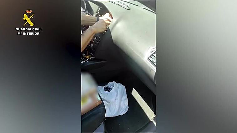 La Guardia Civil intercepta en Jerez un vehículo que transportaba más de cinco kilos de cocaína en un doble fondo en el salpicadero