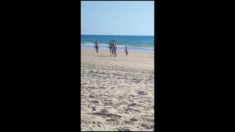 Agresión a un joven por practicar nudismo en una playa de Cádiz