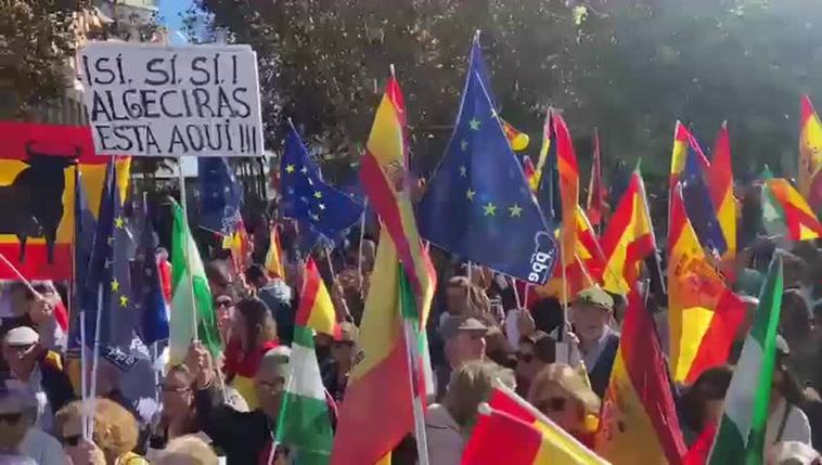 Banderas de España en la concentración de Cádiz contra la amnistía