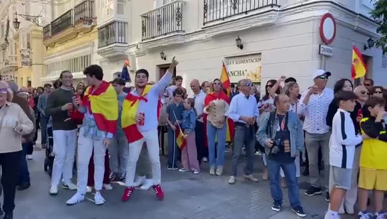 Concentración contra la amnistía en la sede del PSOE en Cádiz