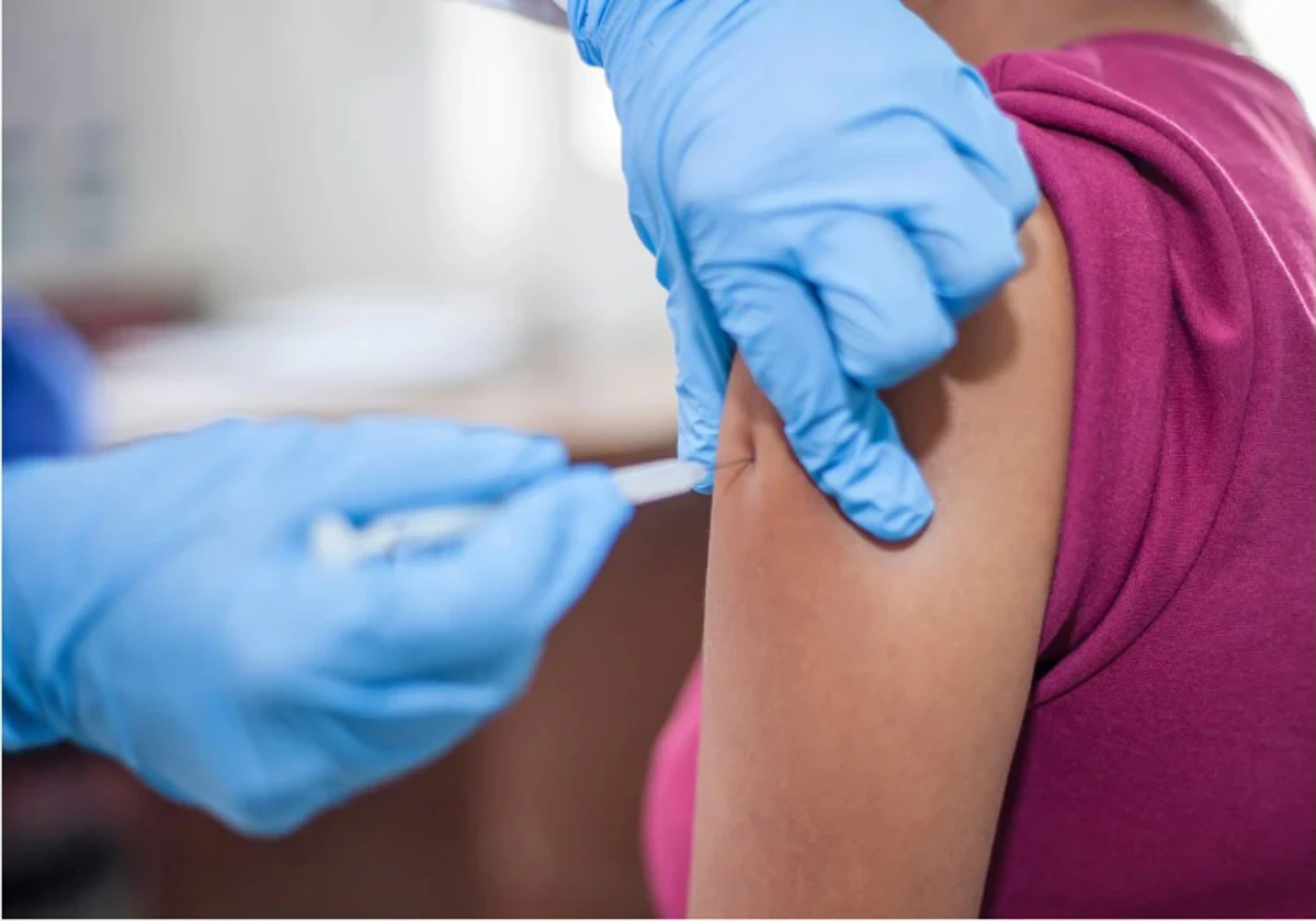 Vacunarse no evita el contagio, pero hace que los síntomas sean leves
