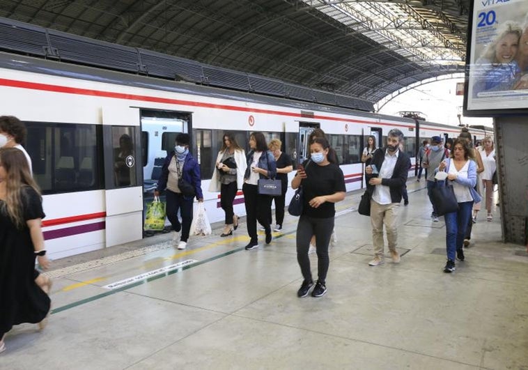 Abonos gratuitos de trenes en Renfe: cómo y cuándo puedo renovar la tarjeta para Cercanías y Media Distancia