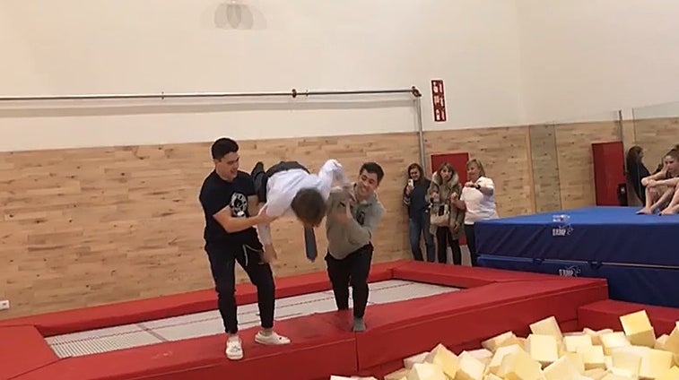 Las imágenes del salto mortal y la caída de Almeida en la inauguración de un pabellón de gimnasia de Madrid