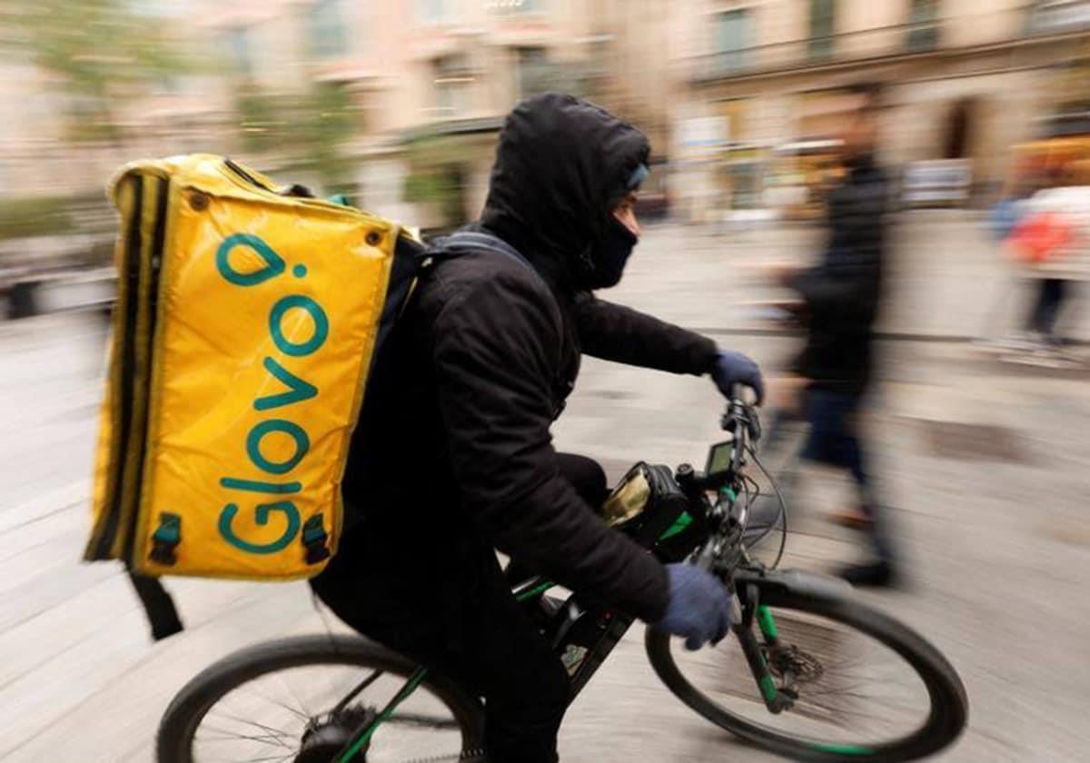 Imagen de un repartidor de Glovo en bicicleta