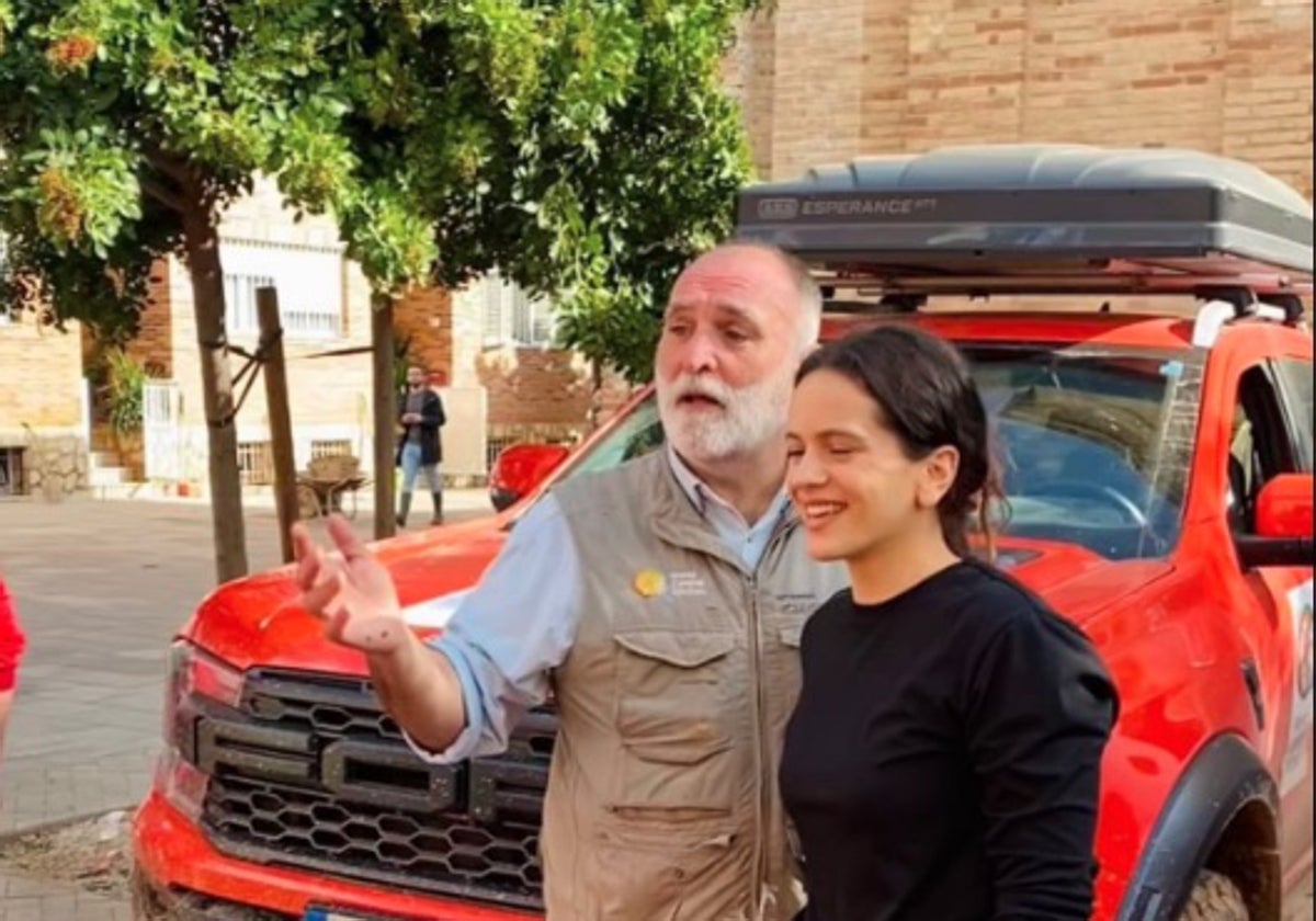 El chef  José Andrés y Rosalia en las zonas más afectadas por al DANA.