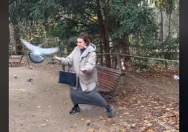 Niña Pastori se encuentra con unas palomas en un parque de Valladolid y ocurre esto: «¡Qué arte tienes, hija!»