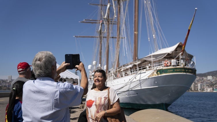 Largas colas en Valparaíso (Chile) para visitar el Juan Sebastián de Elcano