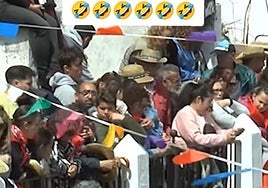 Una comentarista de una televisión de Cádiz cae varias veces en la trampa de los espectadores al leer los comentarios: «Un saludo para...»