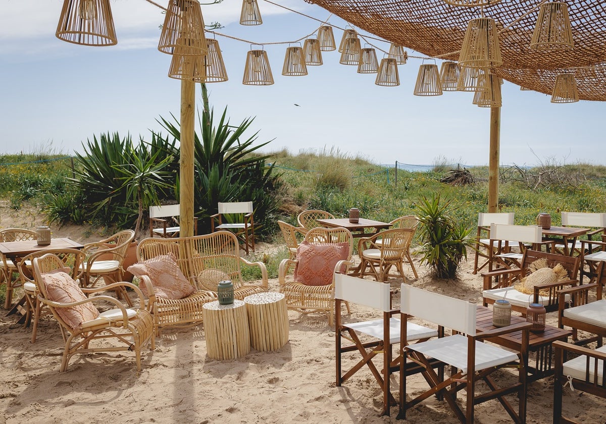 Terraza de 'El Trompeta', el bar de Paz Padilla en Zahara de los Atunes para el que busca camareros