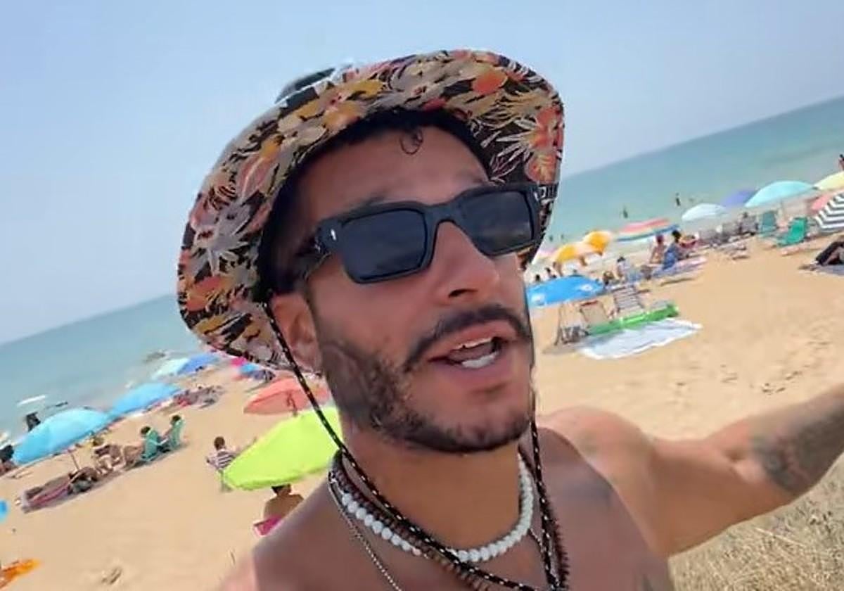 Un creador de contenido va a la playa de El Palmar y se queja de esto