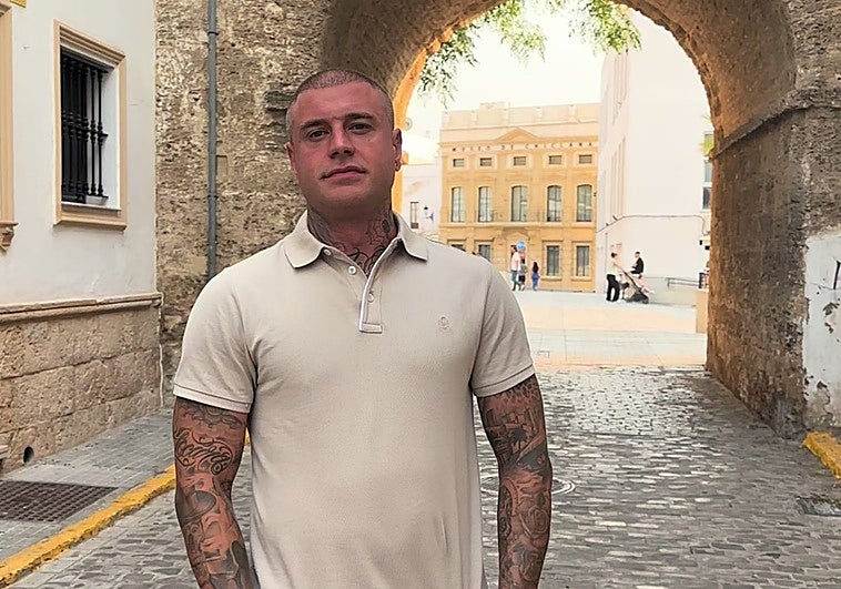 Un actor de 'Física o Química' y 'Los Serrano' trata su adicción a las drogas en este pueblo de Cádiz: «Se vive muy bien y tranquilo»