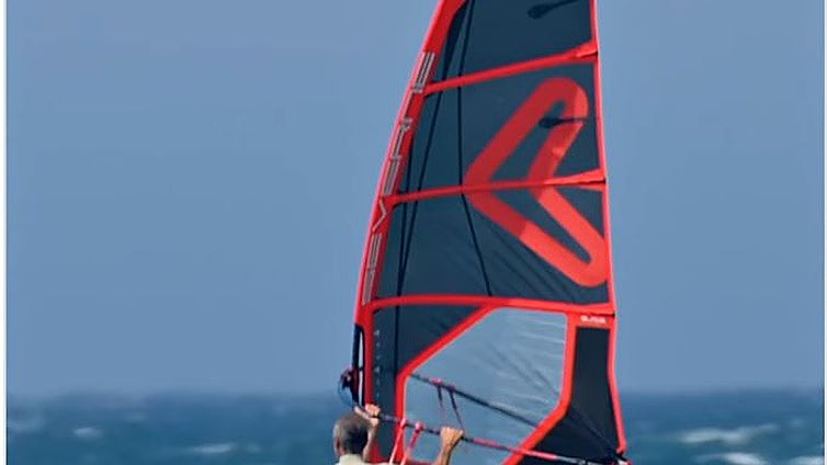 El presentador Jorge Fernández se relaja haciendo windsurf en esta playa paradisíaca de Cádiz: «Un día de levante navegando»