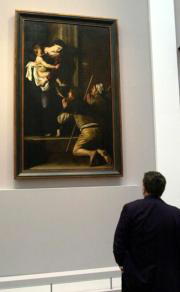 Un visitante admira «La Madonna de Loreto», de Caravaggio. Epa