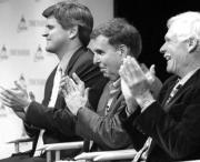 Steve Chase, Gerald Levin y Ted Turner (de izquierda a derecha) celebran la reciente fusión de los gigantes de la comunicación AOL y Time Warner. ABC