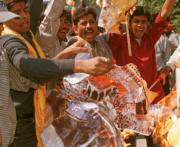 Miembros del partido ultrahindú quemaban ayer fotografías de La Meca. ABC