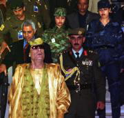 Muamar el-Gadafi rodeado de sus guardaespaldas, ayer en Amán. Ap