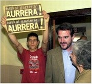 Radicales insultan e increpan a Iturgaiz y a su esposa cuando fueron a votar