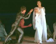 Isabella Rossellini cambia la acústica de Epidauro por un micrófono en el escote