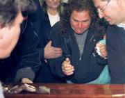 Soldados israelíes toman posiciones frente a la Iglesia de la Natividad en Belén.Reuters