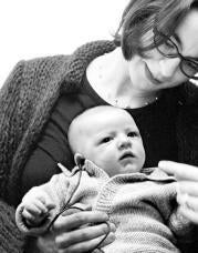 Sharon Duchesneau sostiene en sus brazos a su hijo, sordomudo como ella,pero con esta discapacidad provocada de forma deliberada. Ap