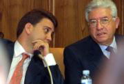 Carlos López Riesco y Manuel Rodriguez, portavoz del PP, ayer en el Pleno.Efe